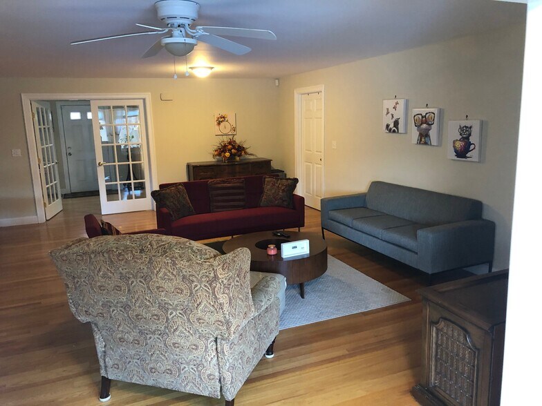 shared living room 1 - 203 Twin Lakes Rd