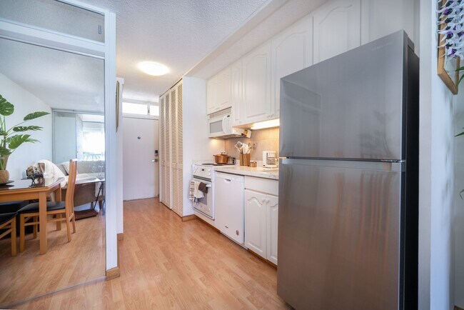 Building Photo - Oceanfront Kaimana Beach Studio at Sans Souci