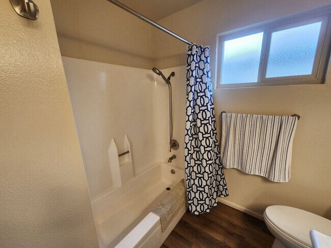 Building Photo - Adorable 2 Bed, 2 Bath Home in a 55+ Commu...