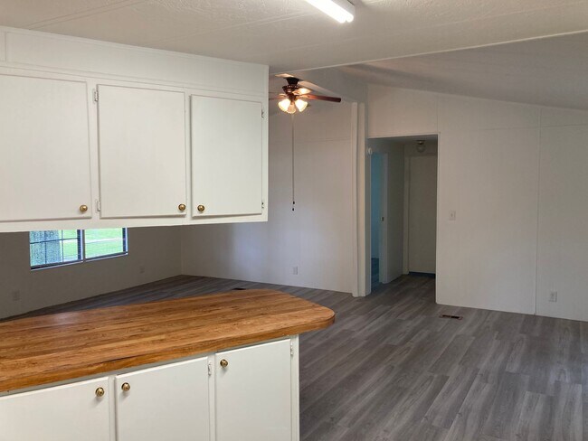 Building Photo - 3 bdrm / 2 bath