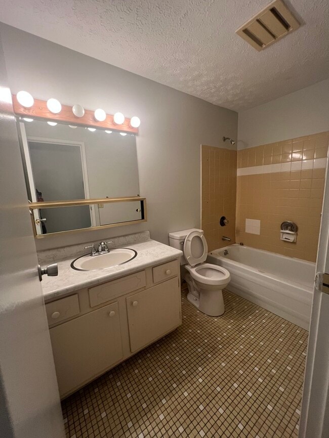 Building Photo - 2 bedroom 1.5 bath condo