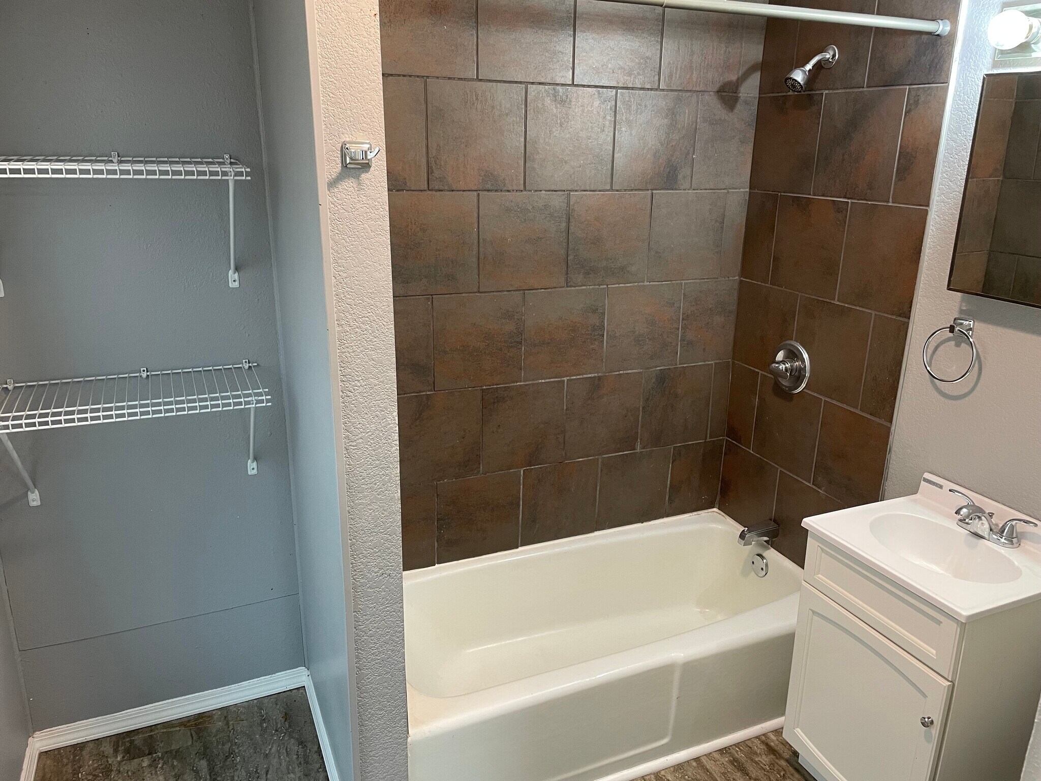 Building Photo - 210 S Woodlawn Ave