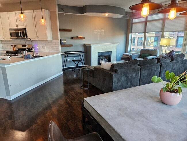 Building Photo - 909 W Washington Blvd