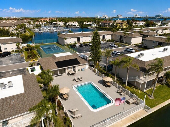 Building Photo - 8804 Bay Pointe Dr