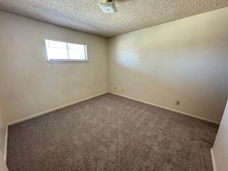 Building Photo - 806 Safady Ave