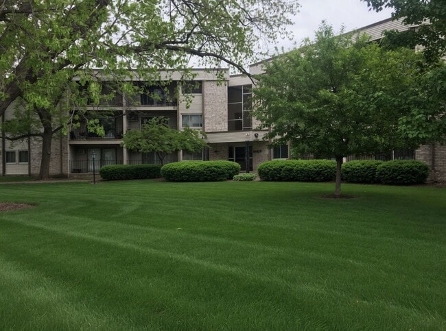 Building Photo - Freshly Updated, Stylish 2 bed 2 bath Condo in Bloomington Includes 2 Heated Parking Spaces!