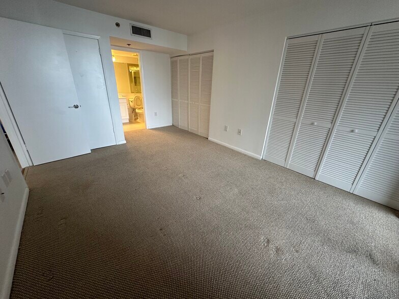 Building Photo - 540 Brickell Key Dr