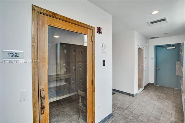 Building Photo - 480 NE 30th St