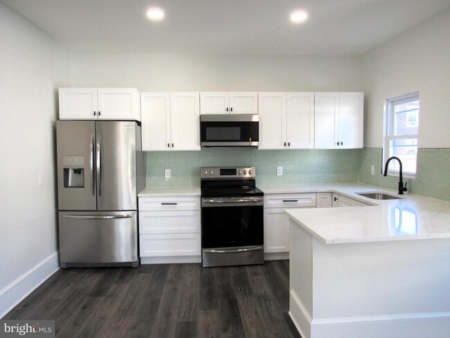 Building Photo - 704 Oak Ln