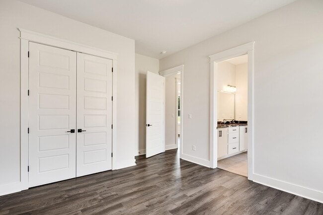 Building Photo - 5030 Jon Oak Dr