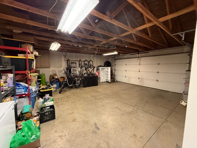 Building Photo - Spacious 4 Bed/3 Single Family Home in SW Bend - Large Backyard