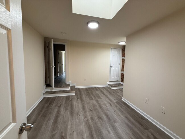 Building Photo - Modern New Luxury Temple Apartments