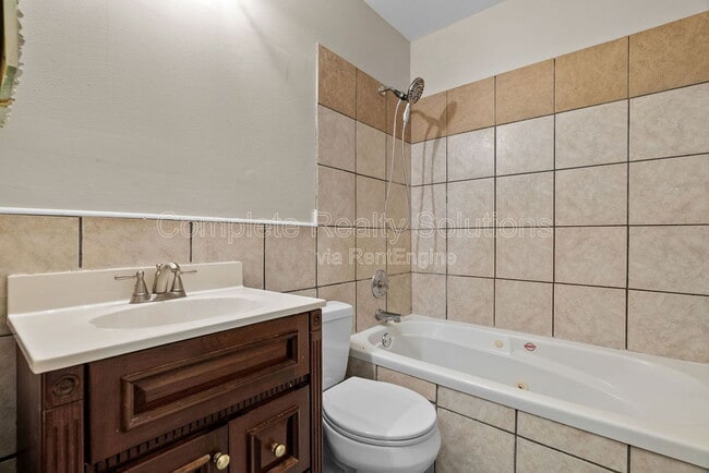 Building Photo - 561 Golfwood Dr