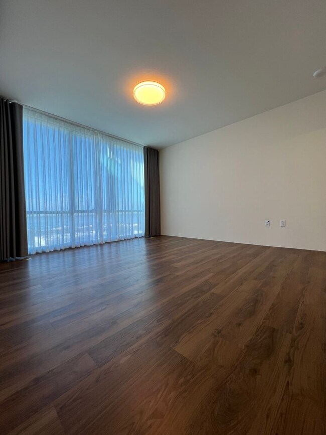 Building Photo - ** 2 BEDROOM 2 BATH** 2 covered PARKING, O...