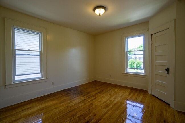 Building Photo - Available 8/1/26 - Spacious Newly Renovate...