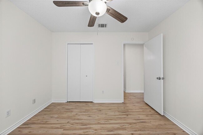 Building Photo - 806 Calico Dr