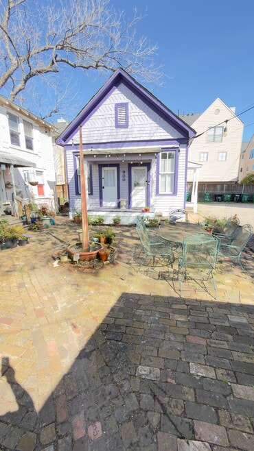 Building Photo - 900 Sabine St