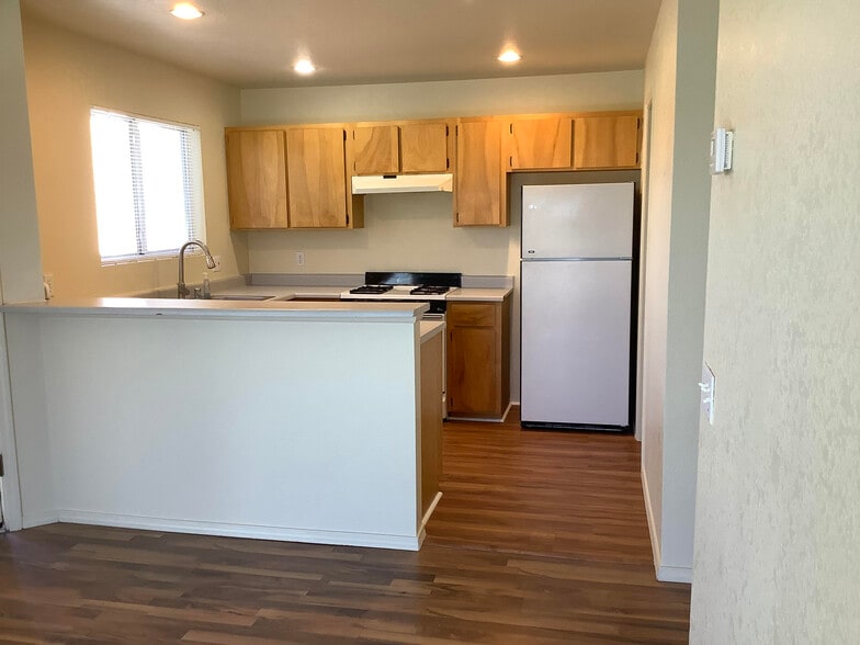 Building Photo - 604 N Bagby Dr