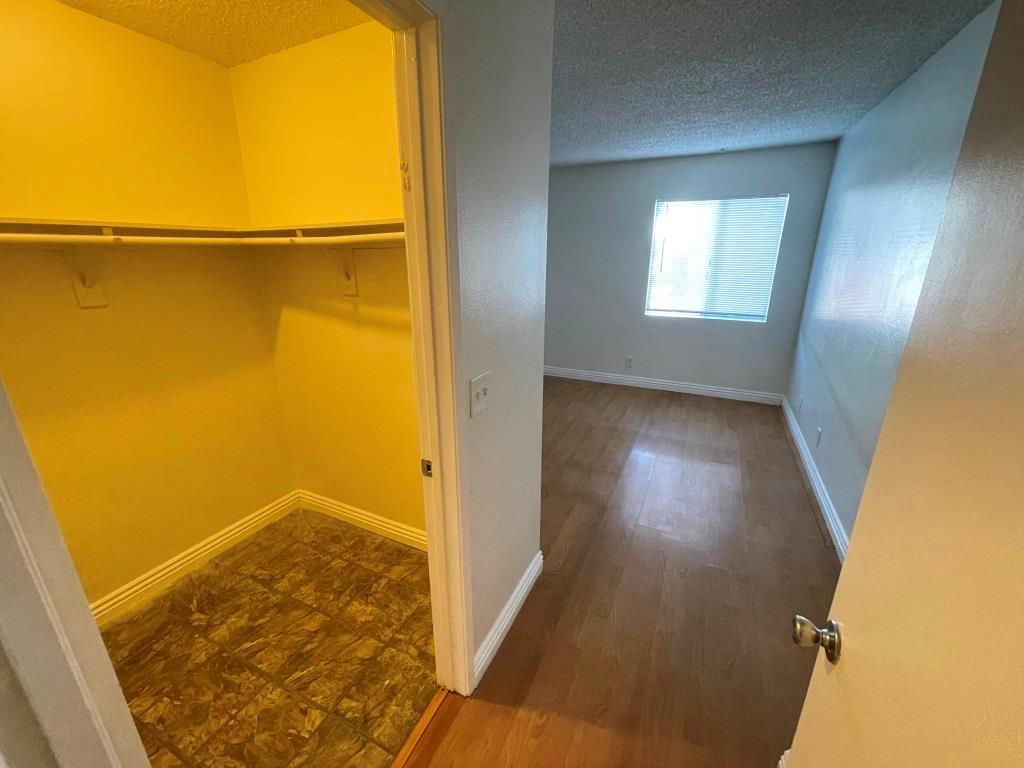Building Photo - 10225 Hillhaven Ave