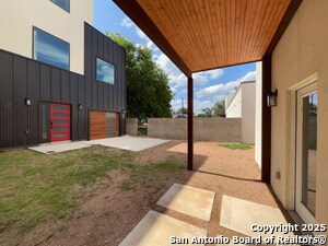 Building Photo - 2615 S Flores St
