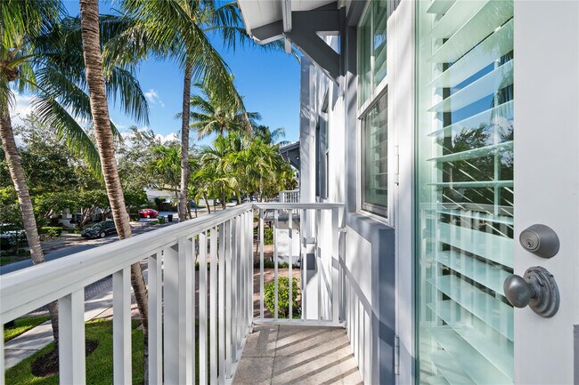 Building Photo - 218 NE 15th Ave