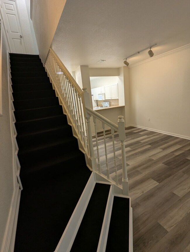 Building Photo - 4833 NW 46th Pl
