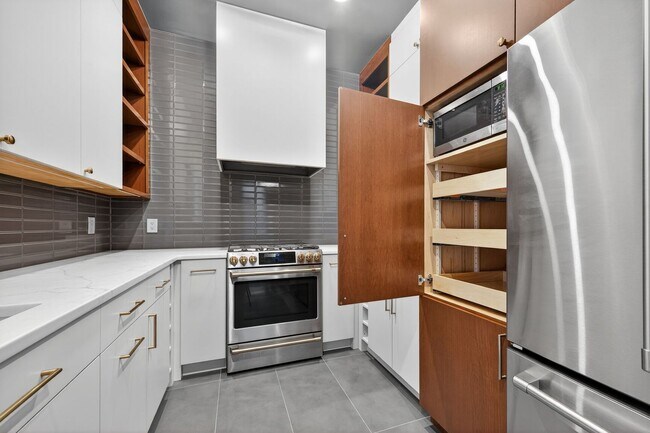 Building Photo - Available Now! High End 2 Bed 2 Bath in Lu...