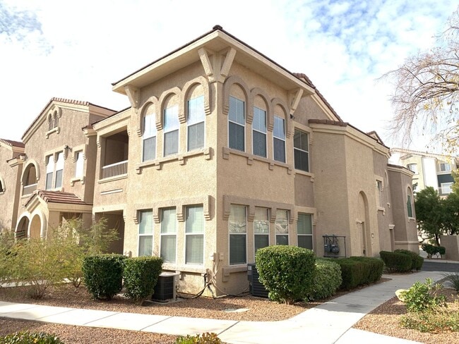 Building Photo - Gated Condo - One bedroom Upstairs  - Comm...