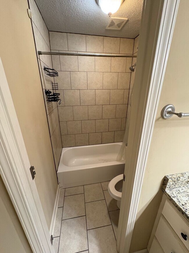 Building Photo - Furnished 2 Bedroom 1 Bath Apartment Close to Campus!