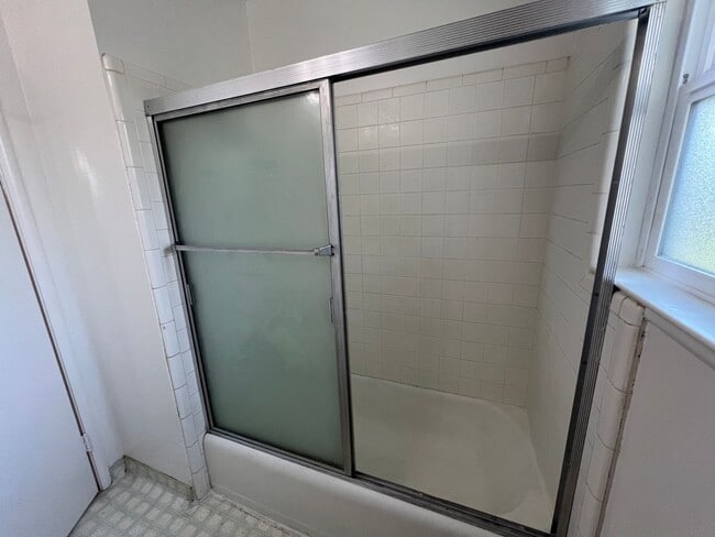 Building Photo - Single story close to shopping and freeway access!