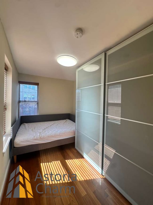Building Photo - Stylish 2 Bedroom with Spa Bath, Hardwood Floors and Parking