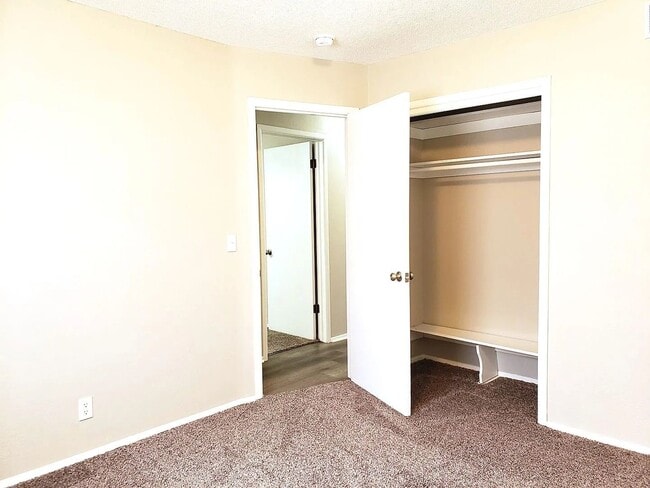 Building Photo - Beautiful Three Bedroom, One and a Half Bath