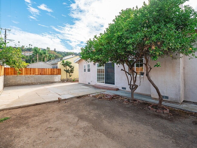 Building Photo - "Spacious 4-Bed, 3-Bath Oasis in Prime Los Angeles Location - 2080 Sq Ft of Comfort!"