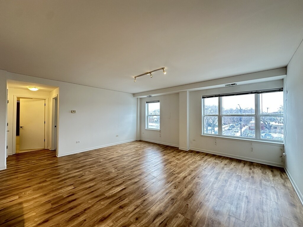 Building Photo - 1544 W Glenlake Ave