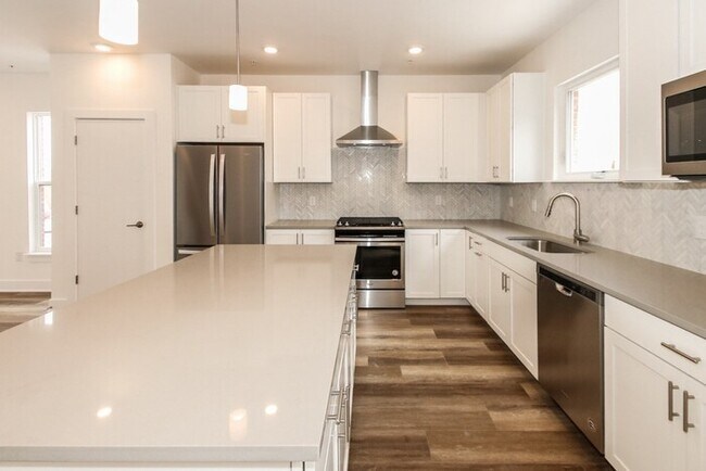 Building Photo - Townhome in Downtown Indianapolis