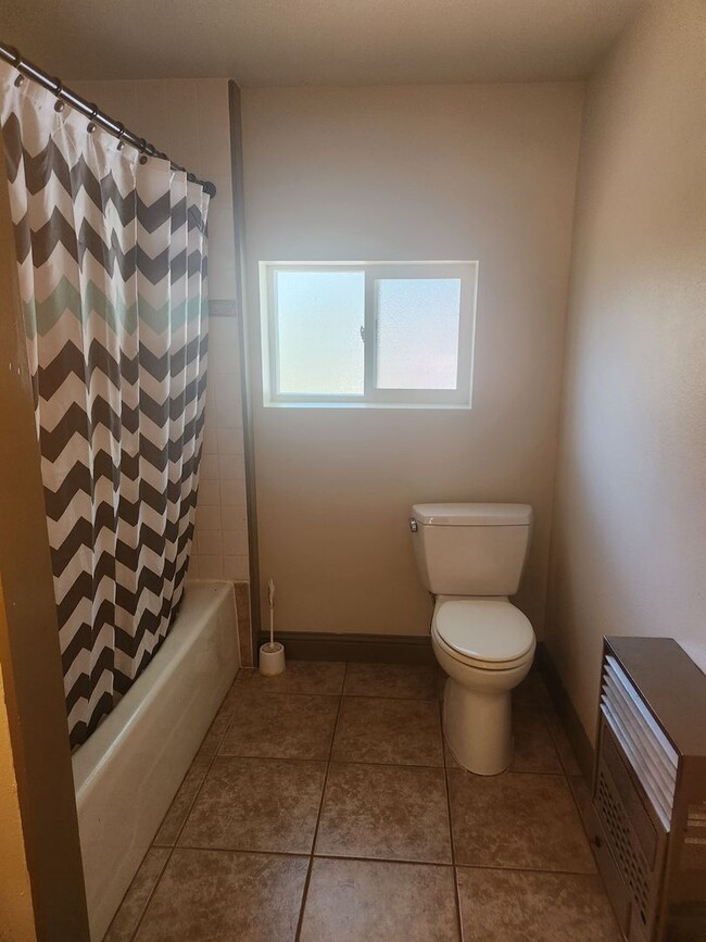 Building Photo - Beautiful 3 Bedroom/1 bathroom home with a...