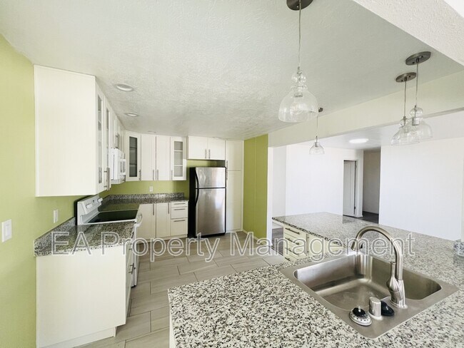 Building Photo - 1208 Alcazar St NE