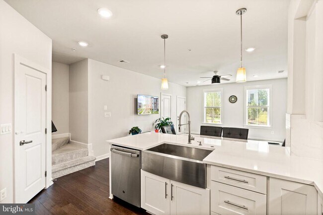 Building Photo - 12921 Sunrise Ridge Aly