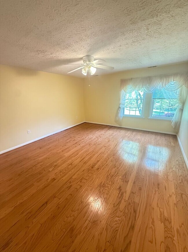 Building Photo - 2101 Woodbox Lane