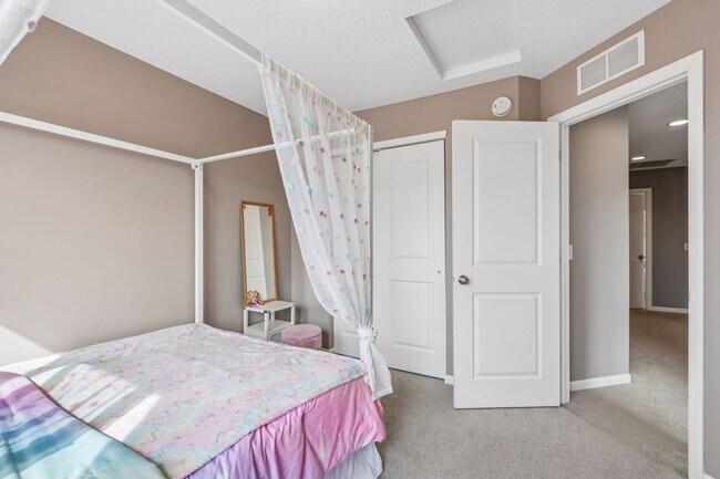 Building Photo - Spacious 3bed 3bath Townhome in Chaska!