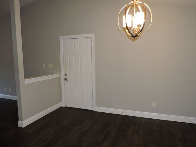 Building Photo - Convenient to schools, beaches & shopping.
