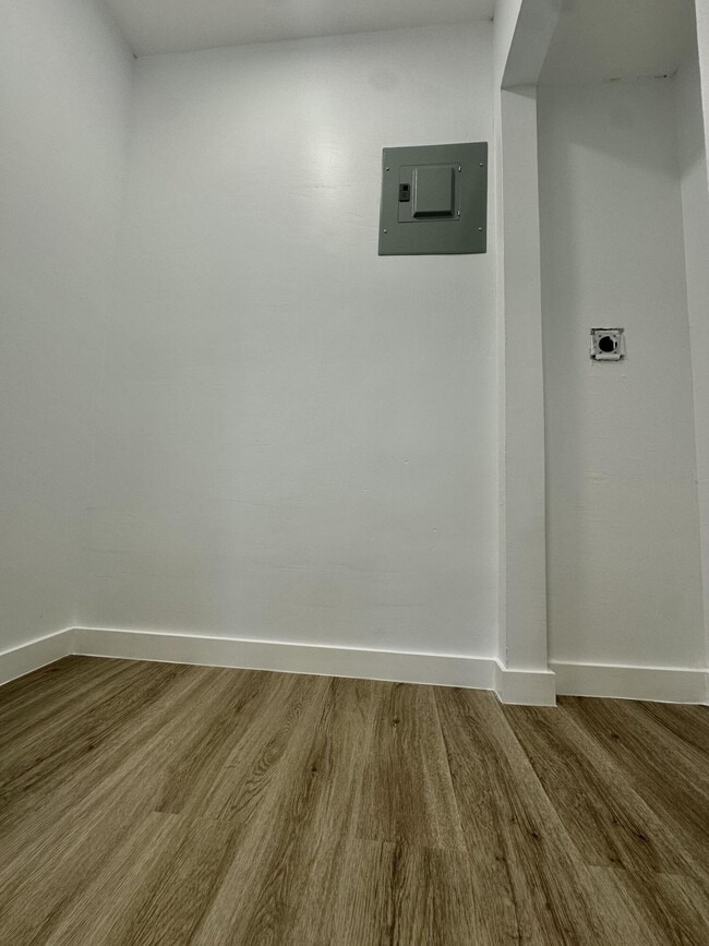 Building Photo - 906 E Tiffany Dr