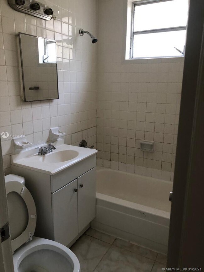 Building Photo - 529 SW 7th Ct