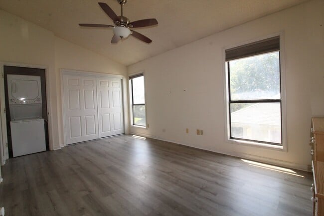 Building Photo - 1BR/1BA Top Floor Condo – Island Green (Tr...