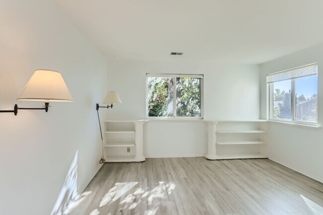 Building Photo - MODERN 2 BED/1.5 BATH IN HEART OF BOULDER!