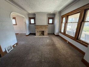 Building Photo - 4 BED 1 BATH SINGLE FAMILY HOME IN CLEVELAND!