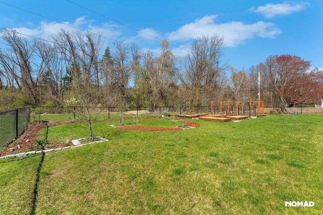 Building Photo - Spacious 4BR House in Hudson