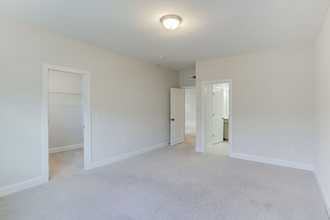 Building Photo - Light & Bright 4BR 3BA house in Tryon, Wak...