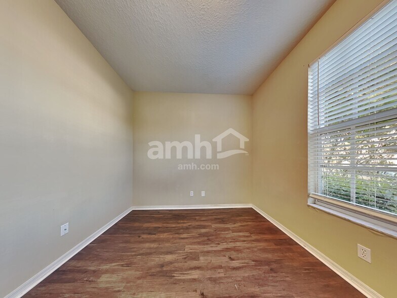 Building Photo - 1913 Sedgefield St