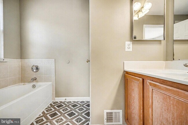 Building Photo - 5218 Drakes Ct